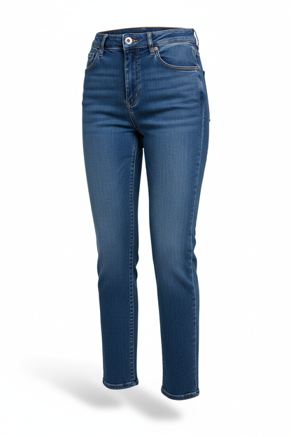 Pantalón vaquero de mujer azul sobre fondo blanco